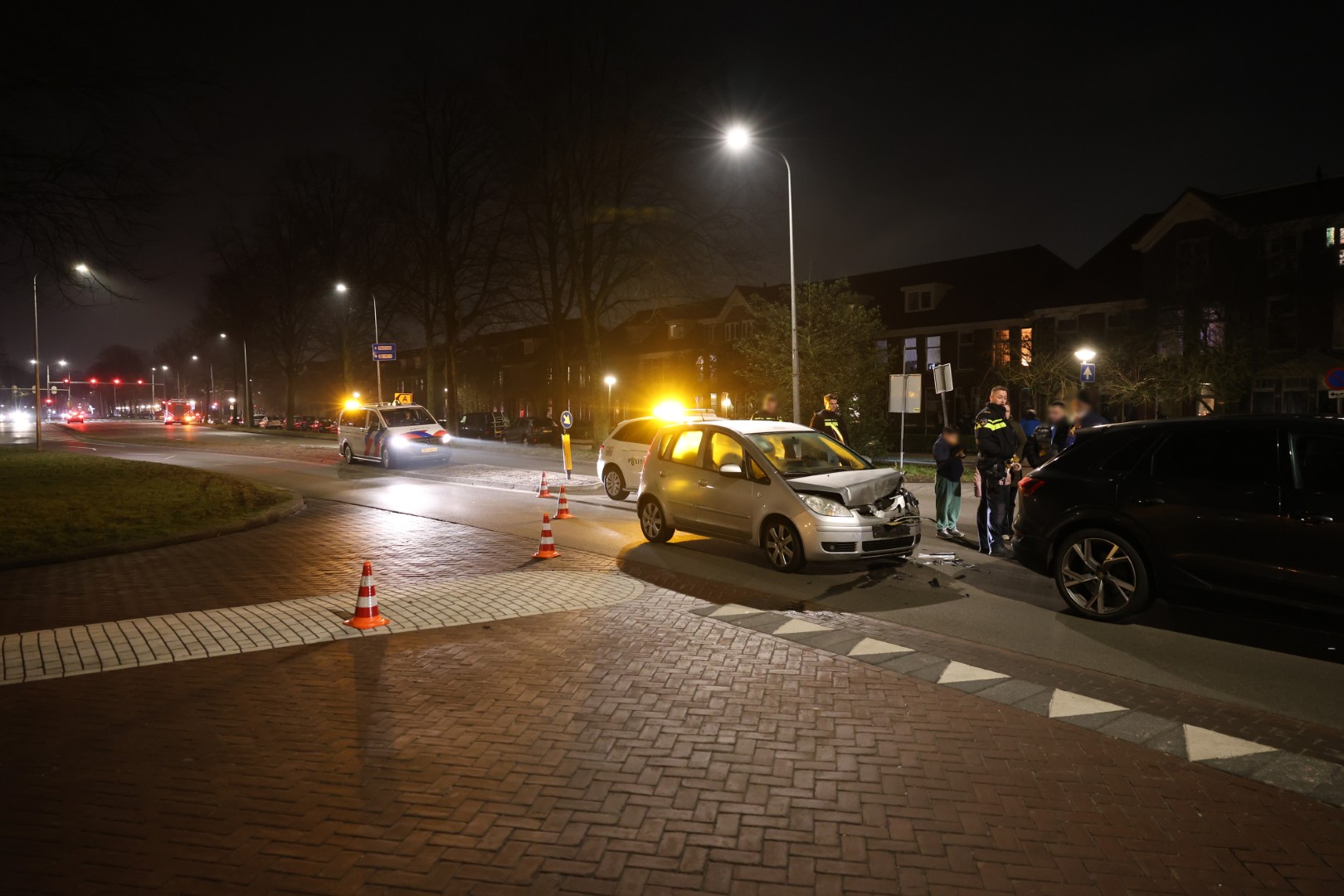 Twee auto’s botsen op elkaar, weg deels afgesloten