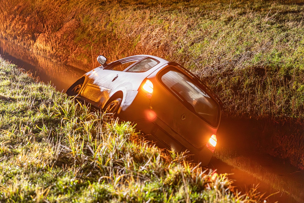 Auto raakt van de weg en belandt in sloot