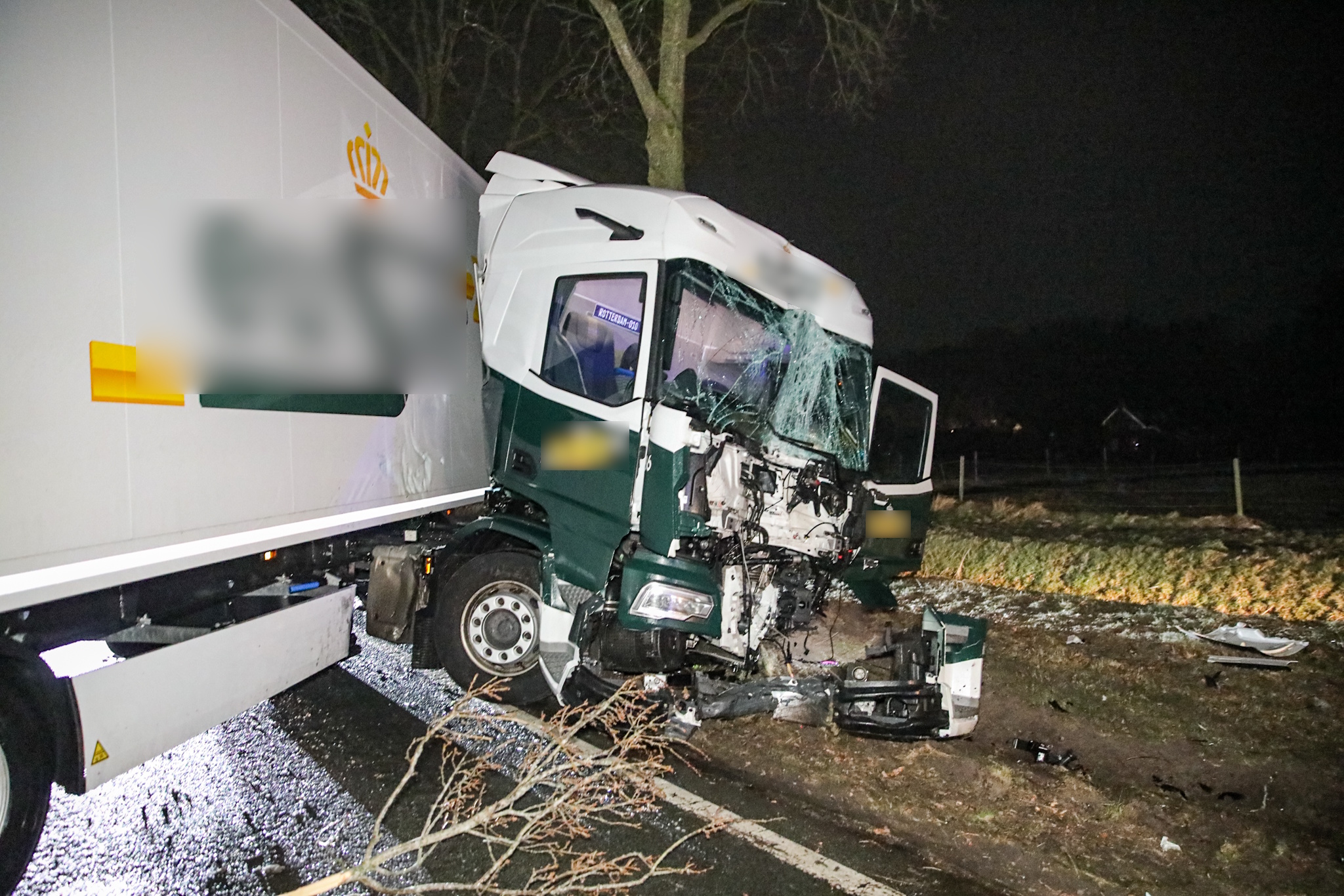 Vrachtwagen schaart en botst frontaal op boom
