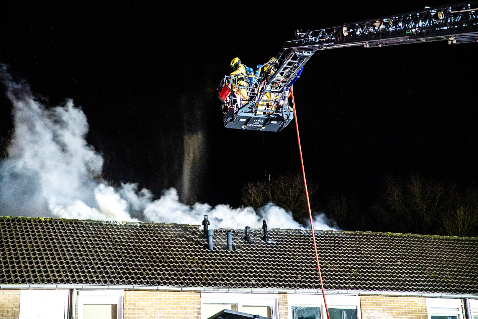 Grote brand in woning, vuur slaat over naar dak