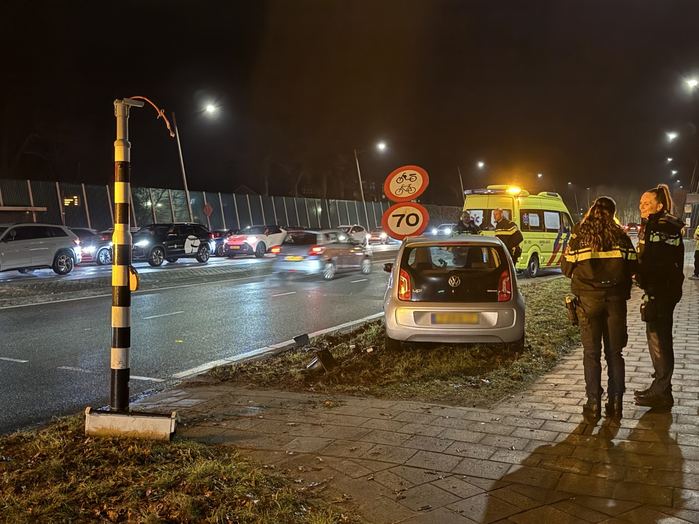 Automobilist botst tegen stoplicht en verkeersbord