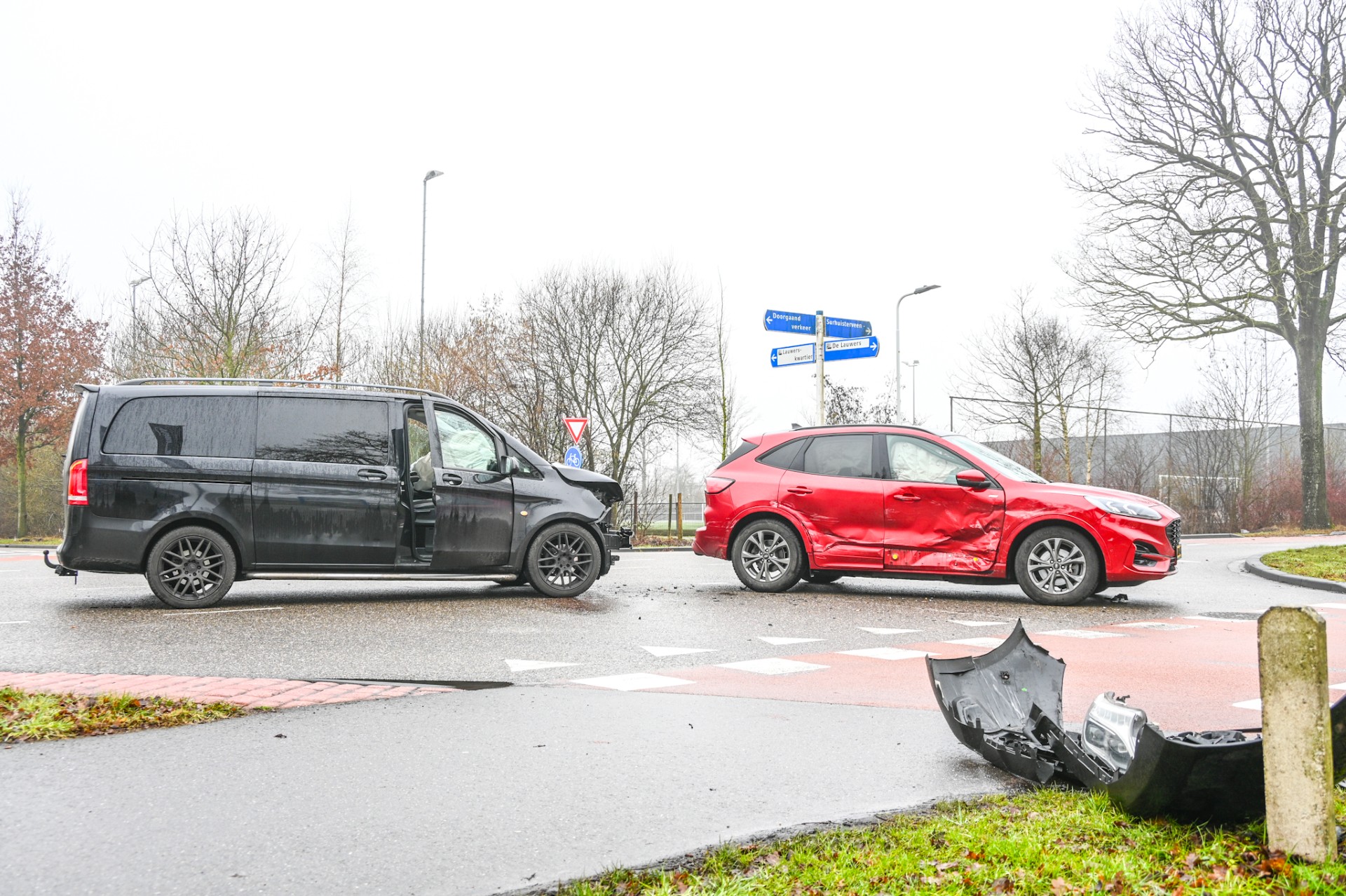 Twee voertuigen afgesleept na botsing