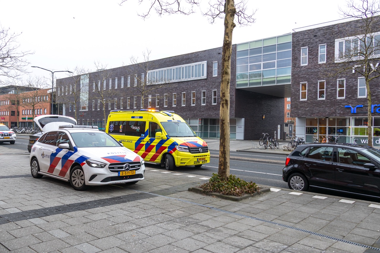 Kind krijgt knuffelbeertje na verkeersongeval