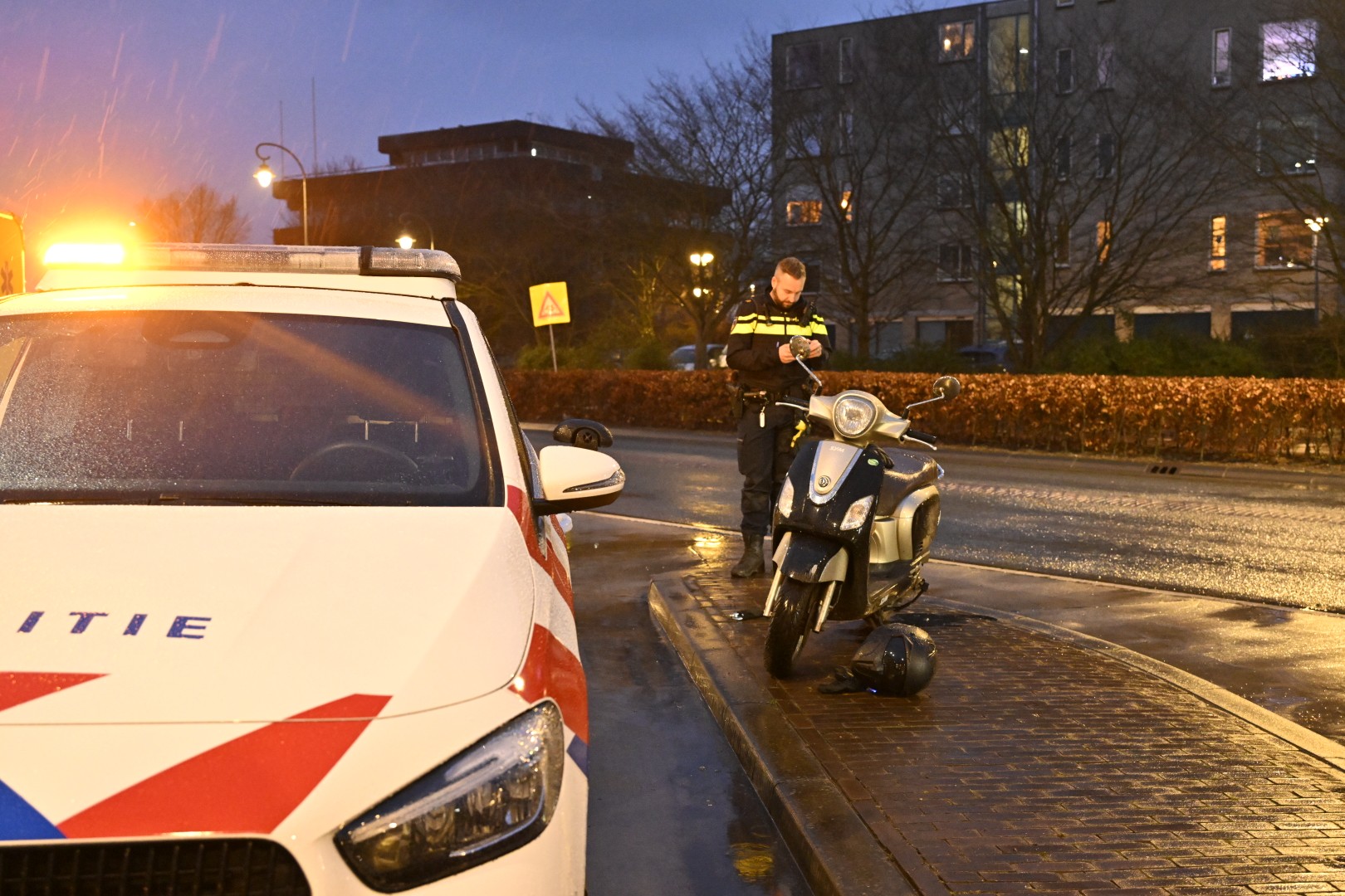 Scooterrijder onderuit vlak bij politiebureau