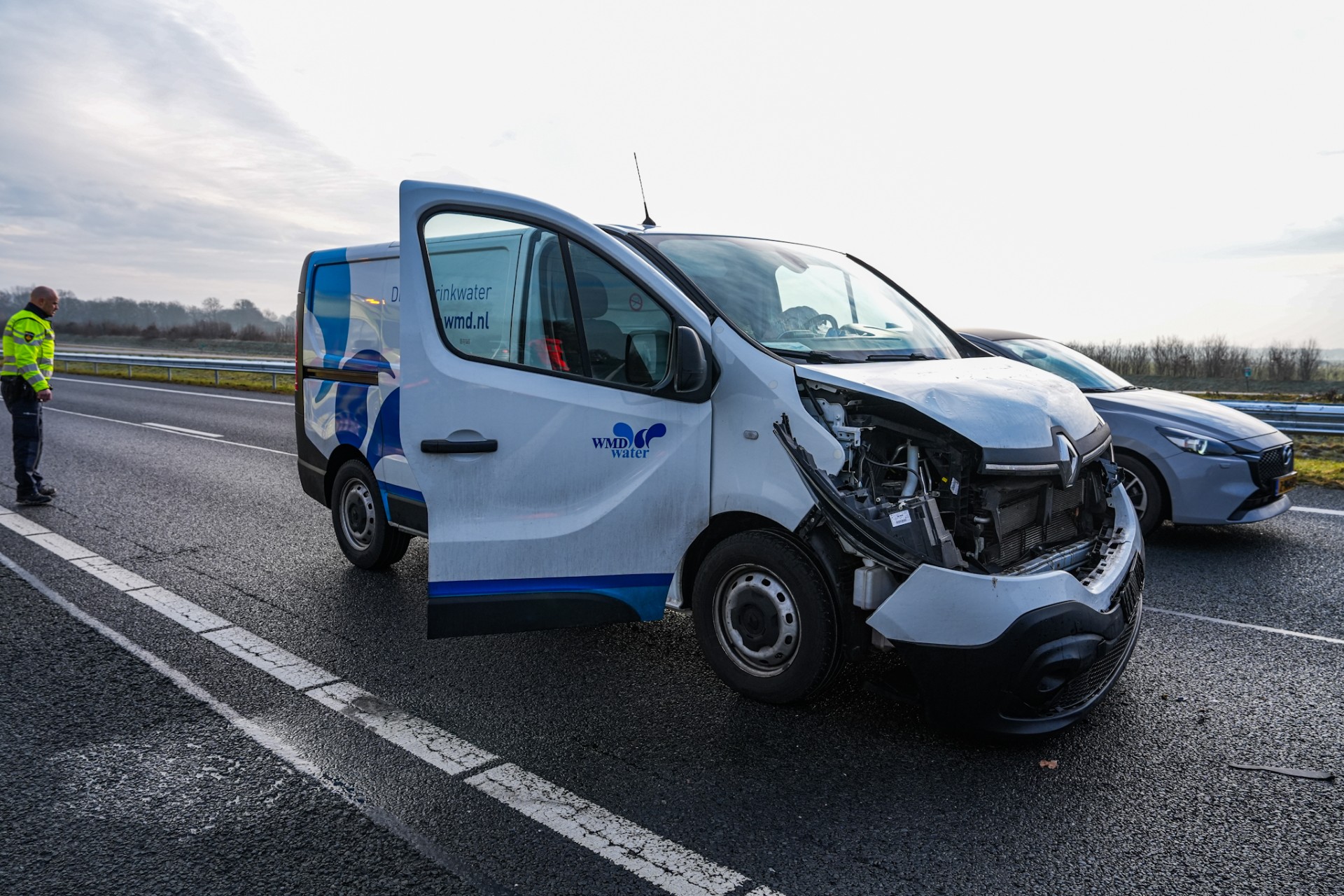Bestelbus botst op auto in file bij wegwerkzaamheden