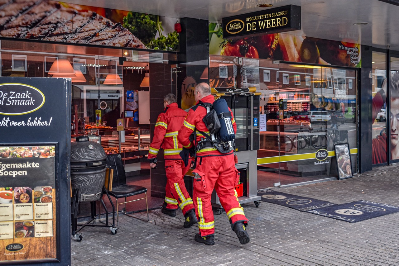 Brandweer onderzoekt vreemde lucht in flatgebouw