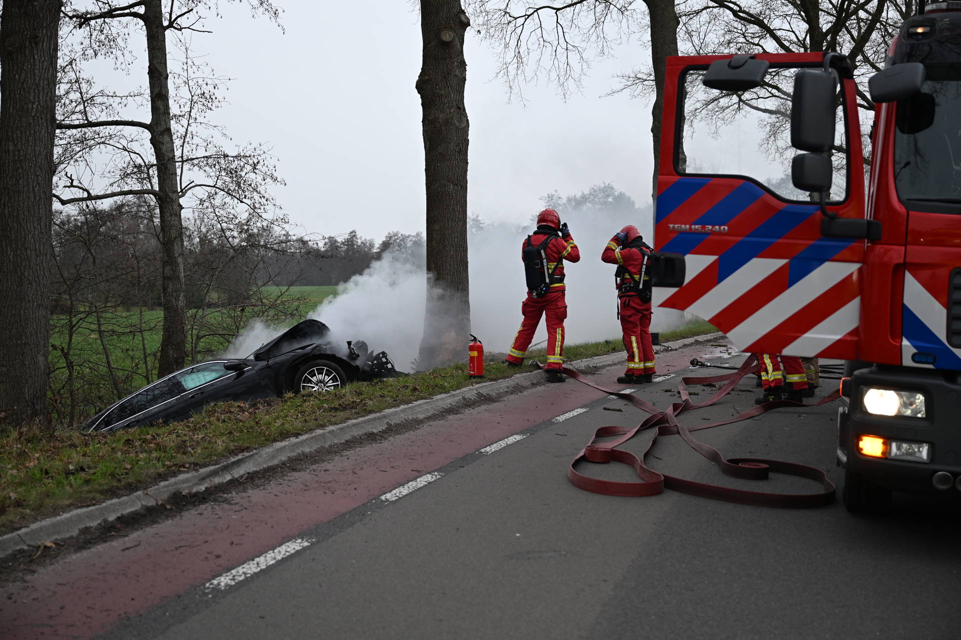 Auto vliegt in brand na crash tegen boom