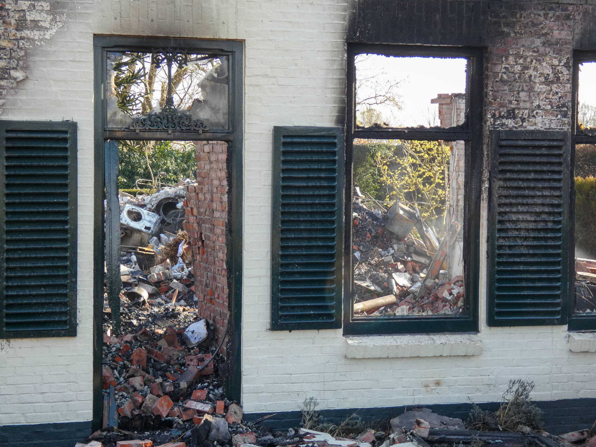 Woning verwoest door grote brand, stal met paarden gespaard