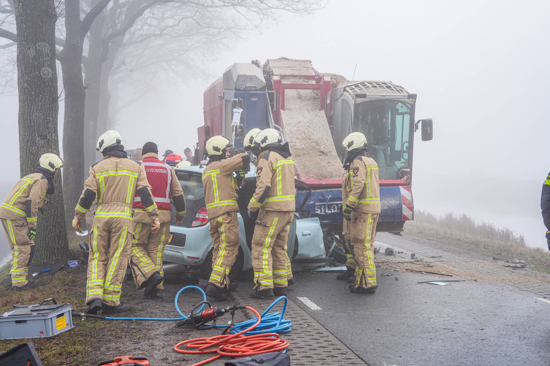 Persoon zwaargewond bij botsing auto en landbouwvoertuig