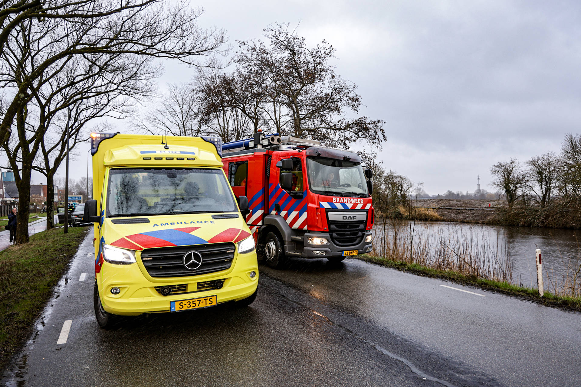 Auto raakt van de weg en rijdt water in