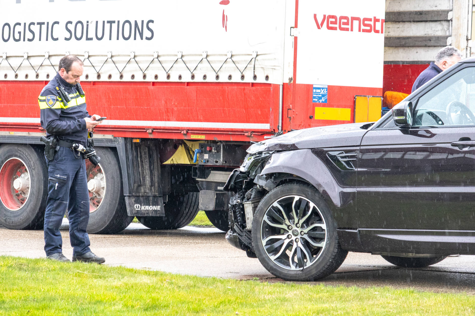 Bijrijder gewond bij botsing tussen vrachtwagen en auto