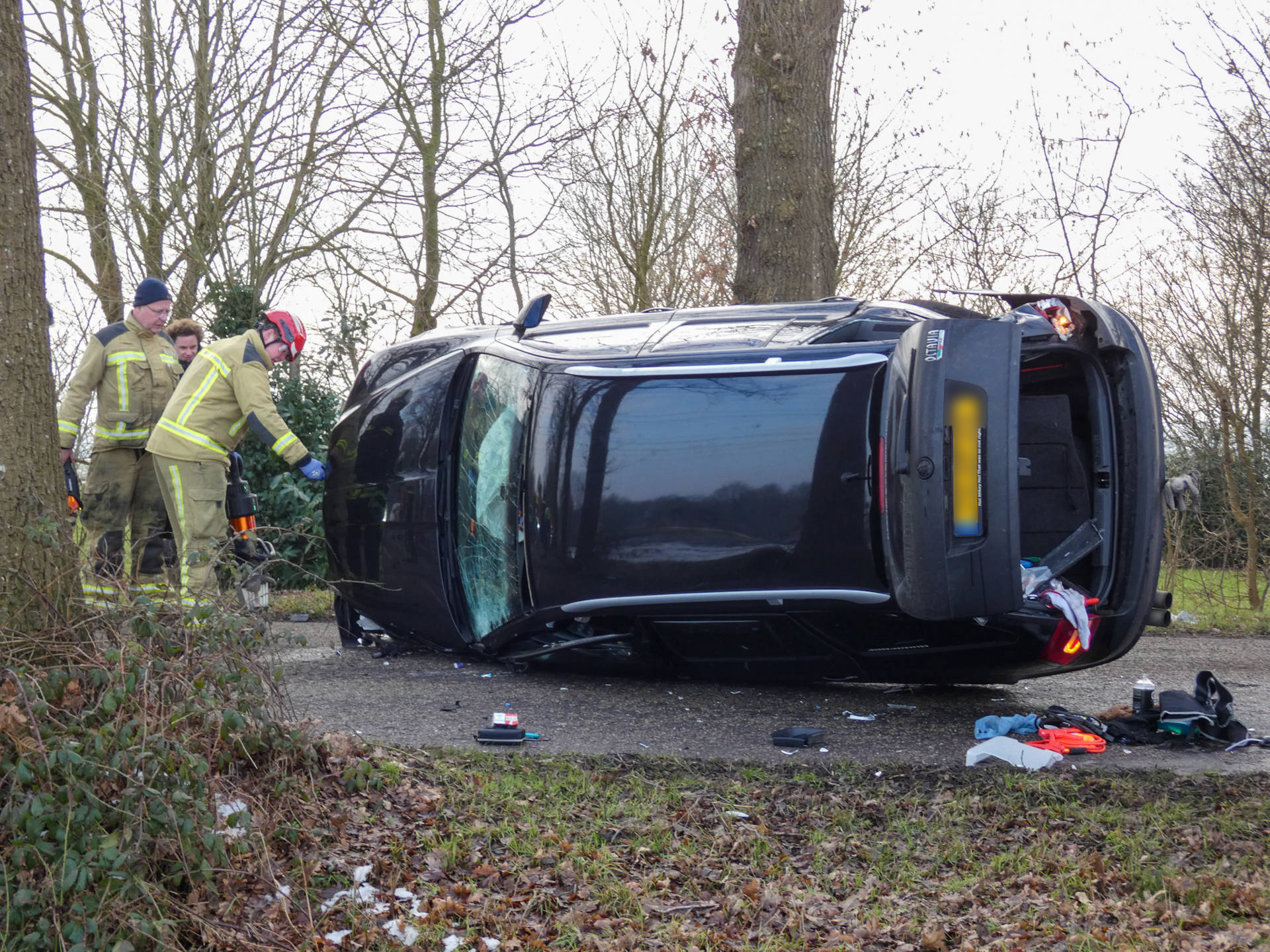 FOTO-UPDATE: Auto kantelt en belandt op zijkant na aanrijding