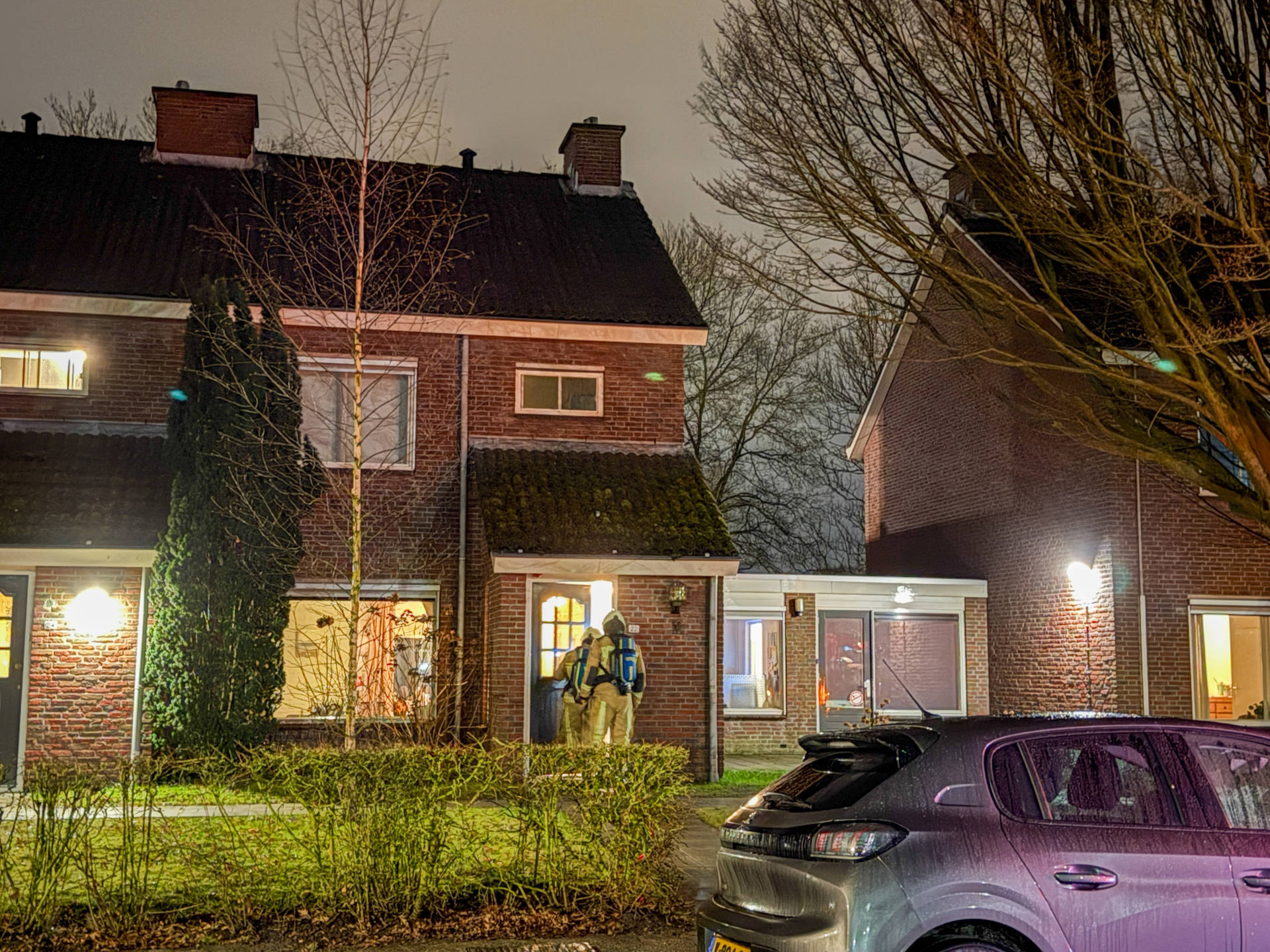 Brandweer verricht metingen na melding van een gaslucht