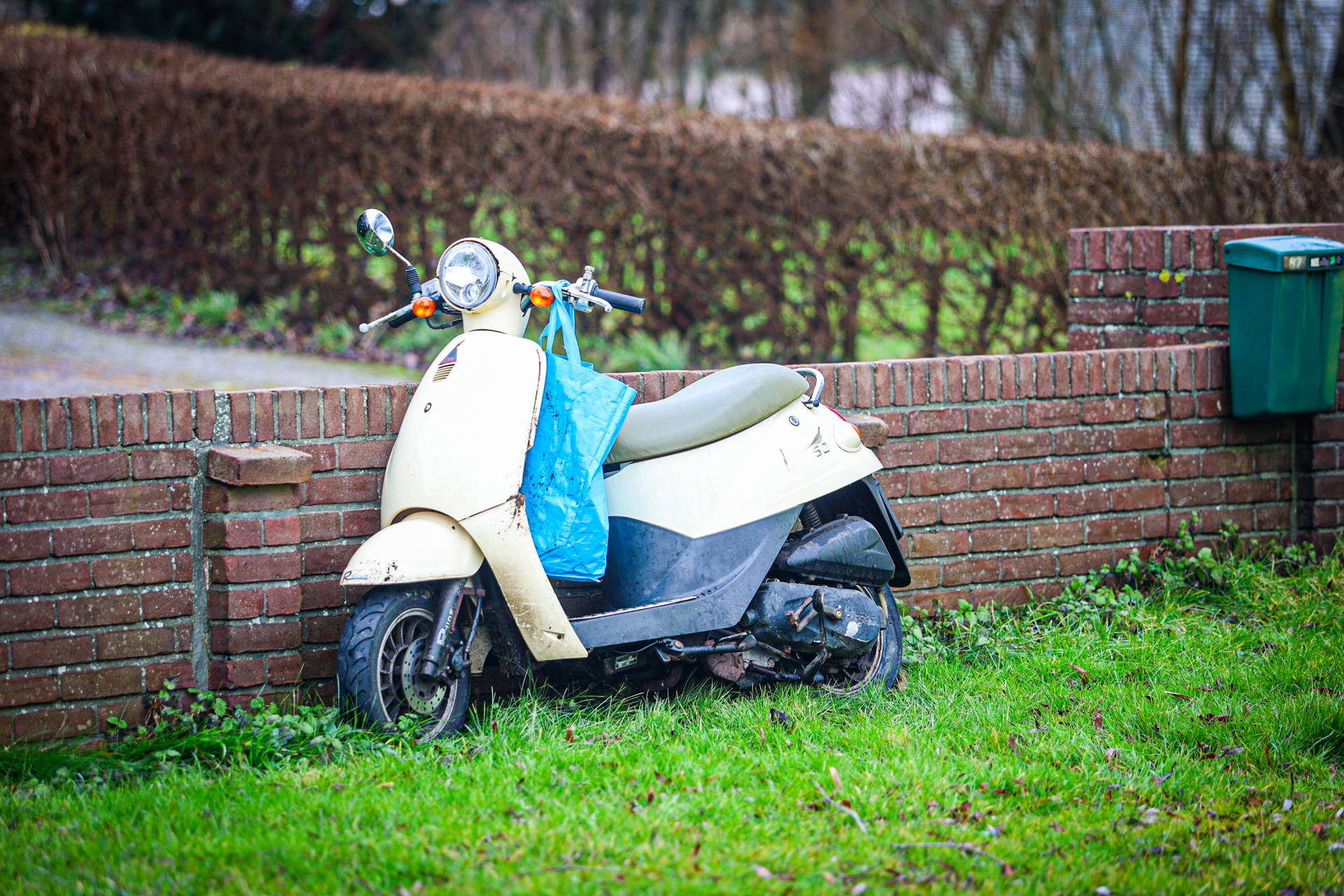 Scooterrijdster ten val bij eenzijdig ongeval