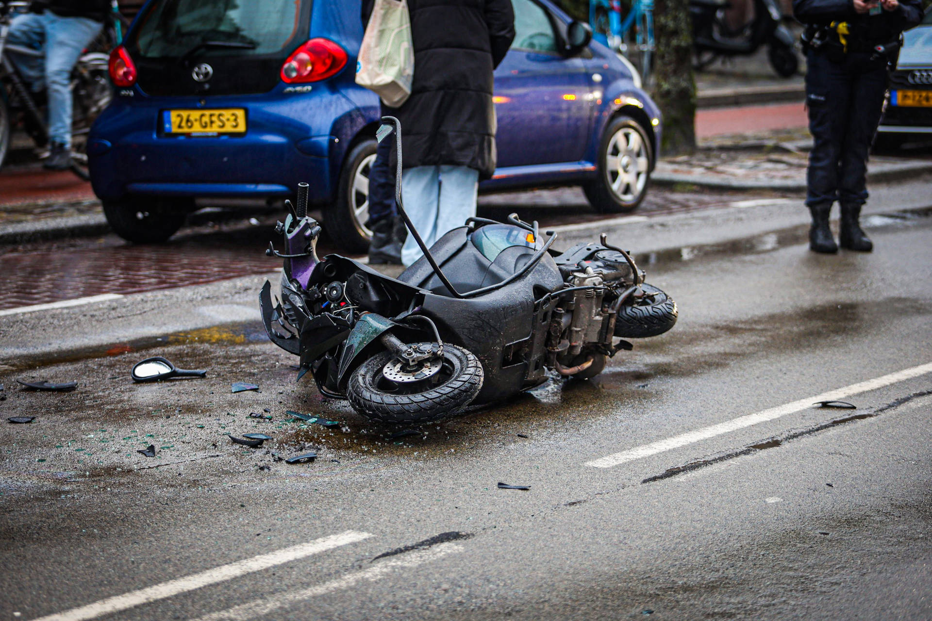 Scooterrijder onderuit, flinke schade aan scooter