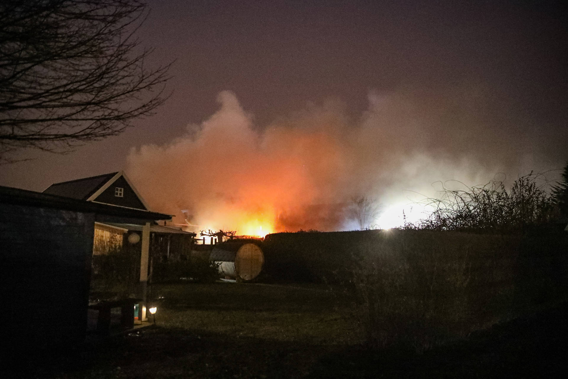 Uitslaande brand verwoest schuur