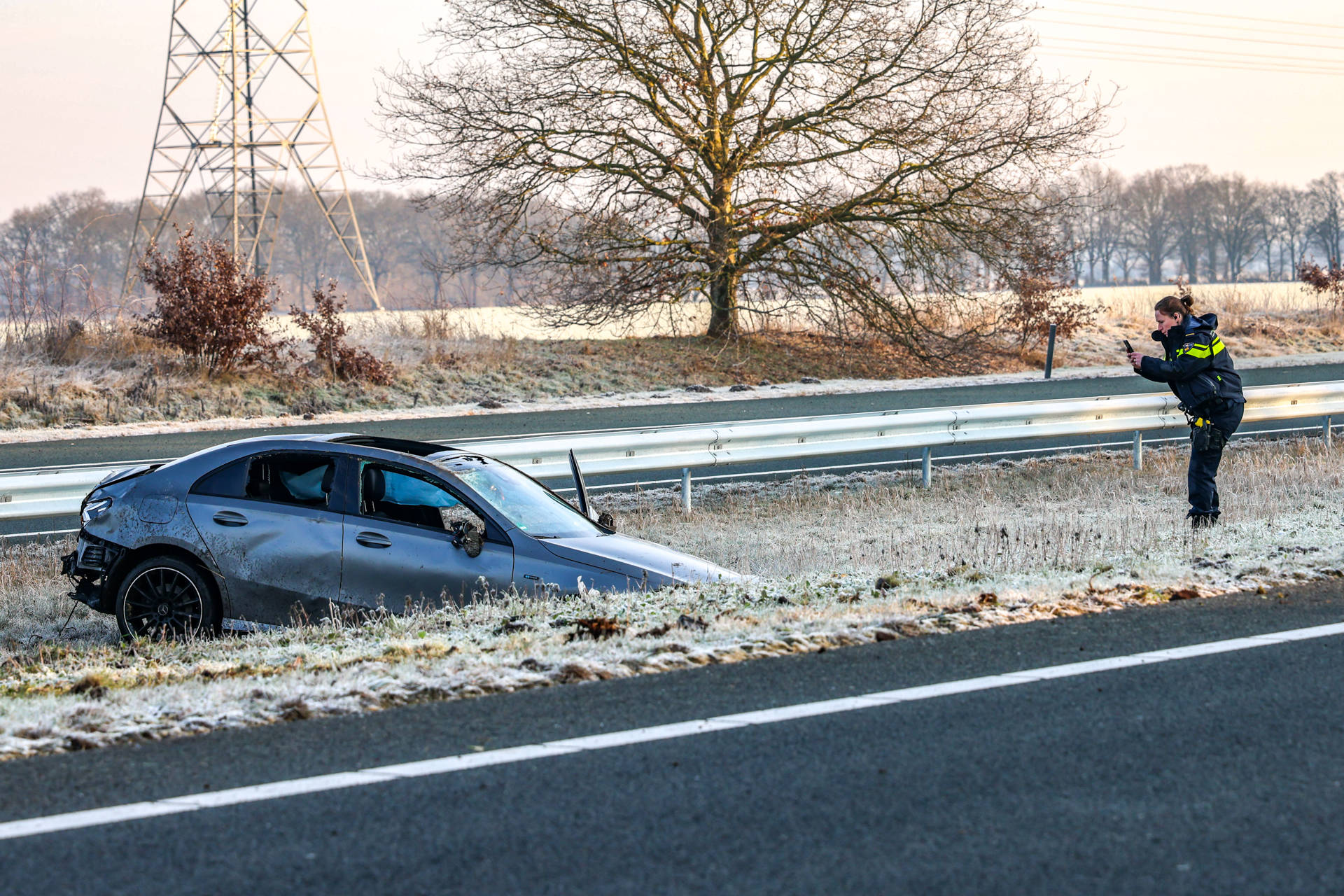 Auto zwaar beschadigd na eenzijdig ongeval op snelweg, bestuurder naar ziekenhuis