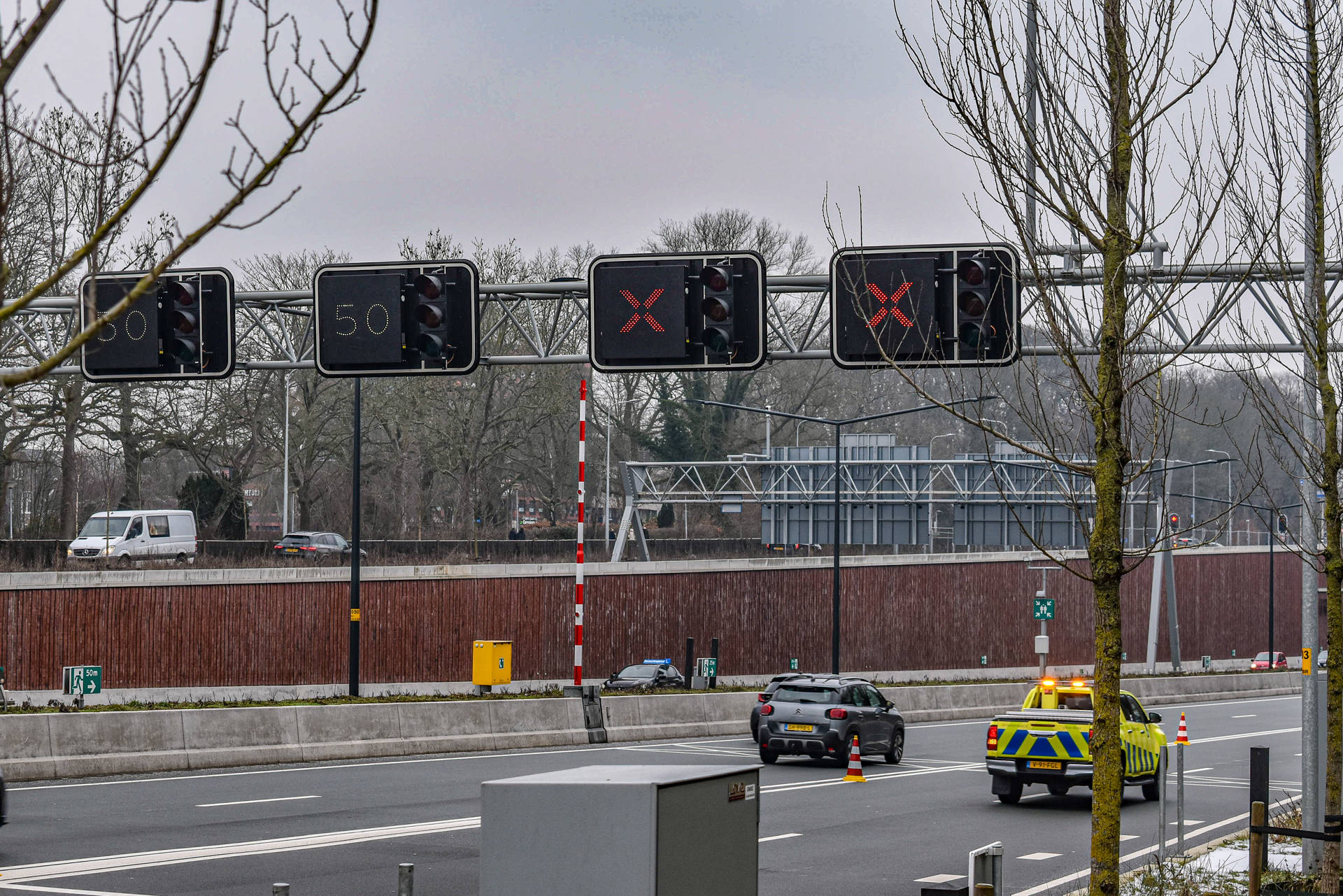 Rijstroken ringweg tijdelijk afgesloten wegens gevaarlijke ijspegels