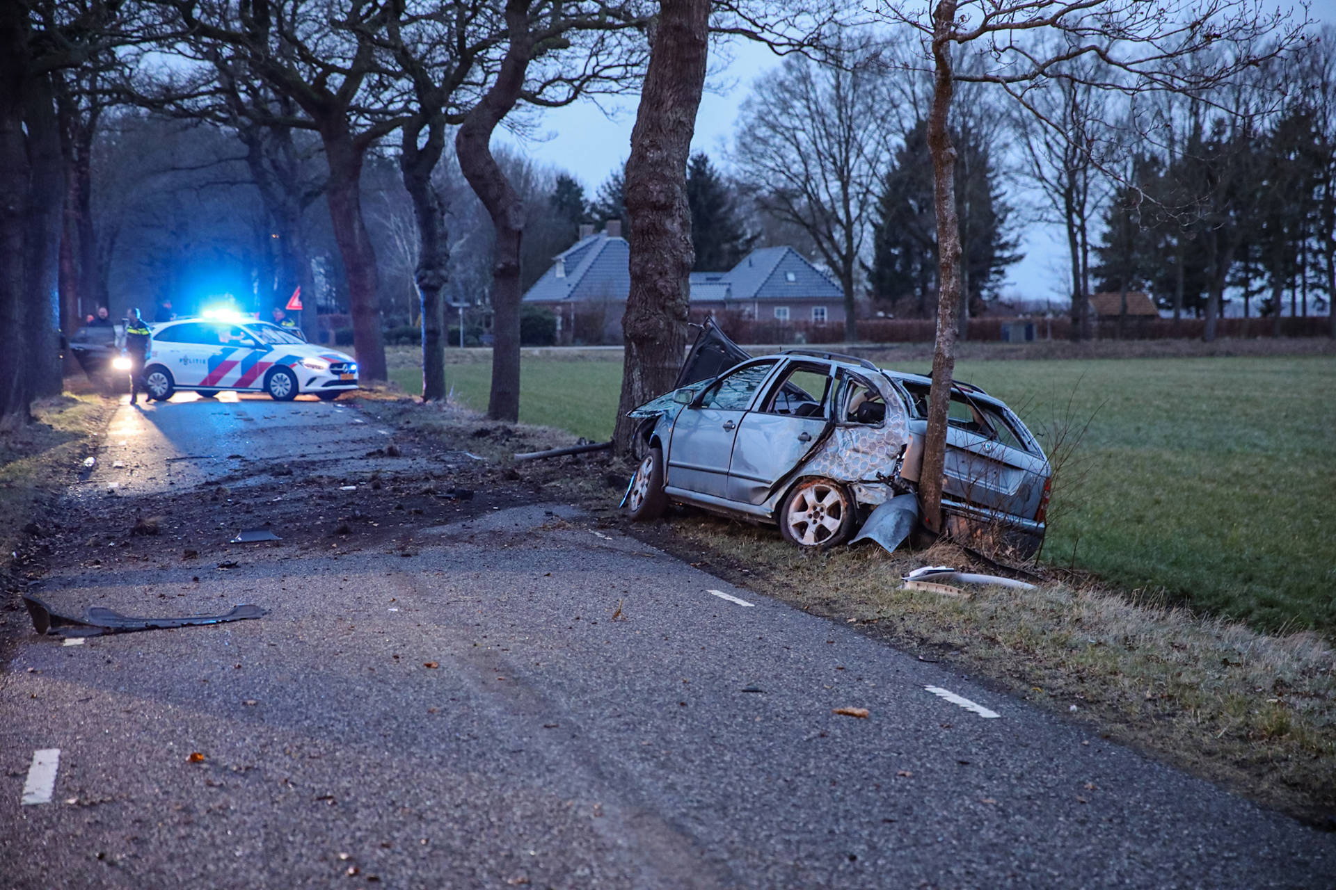 Gewonde bij zware crash tegen boom