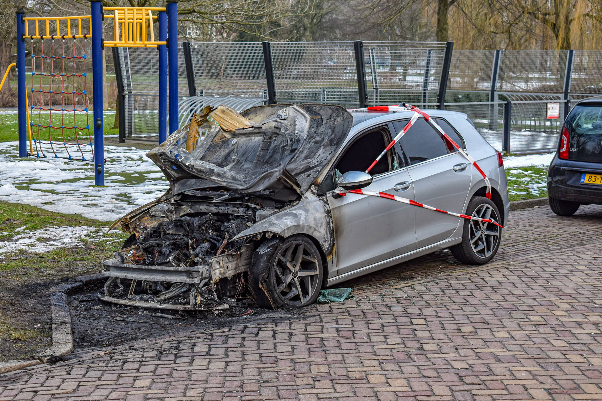 Geparkeerde auto in brand, zware schade