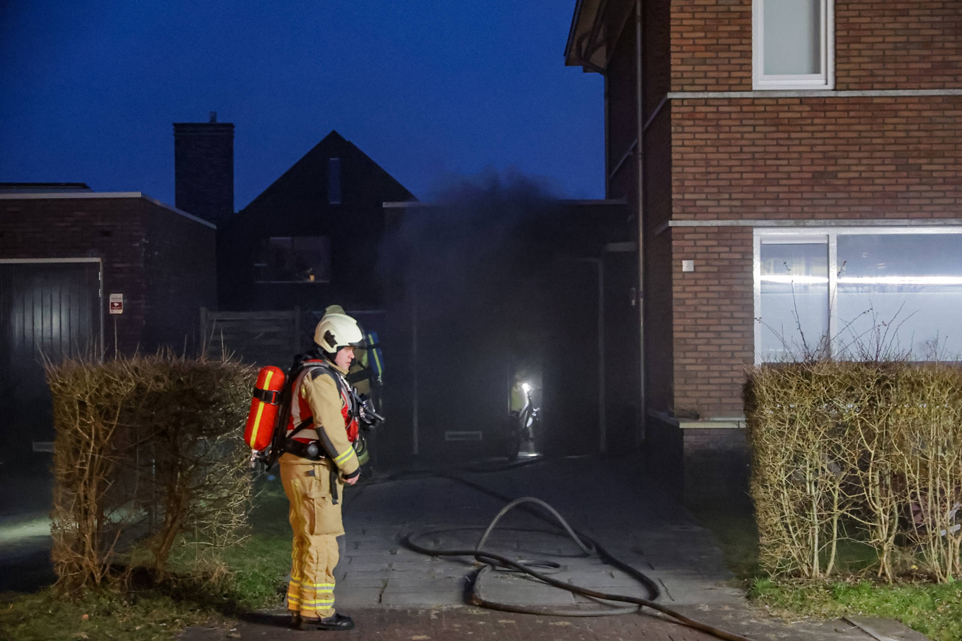 Brand in garage van woning veroorzaakt zwarte rook