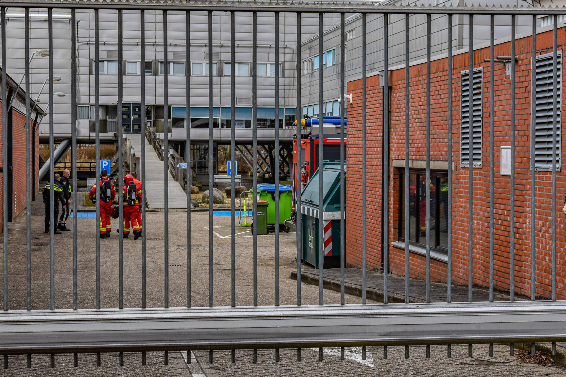 Brandweer onderzoekt vreemde lucht in politiebureau