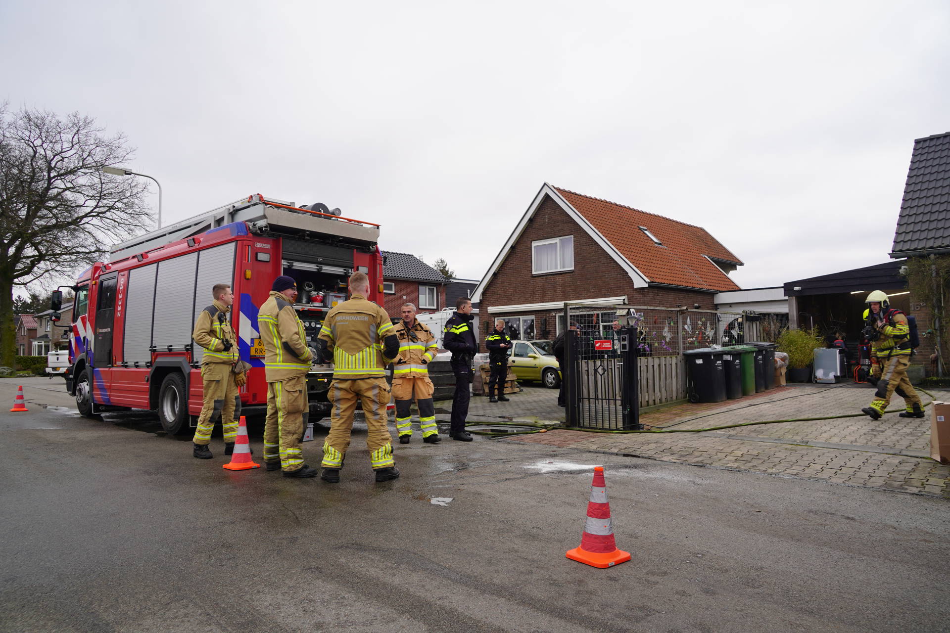 Brand bij woning, brandweer met spoed ter plaatse
