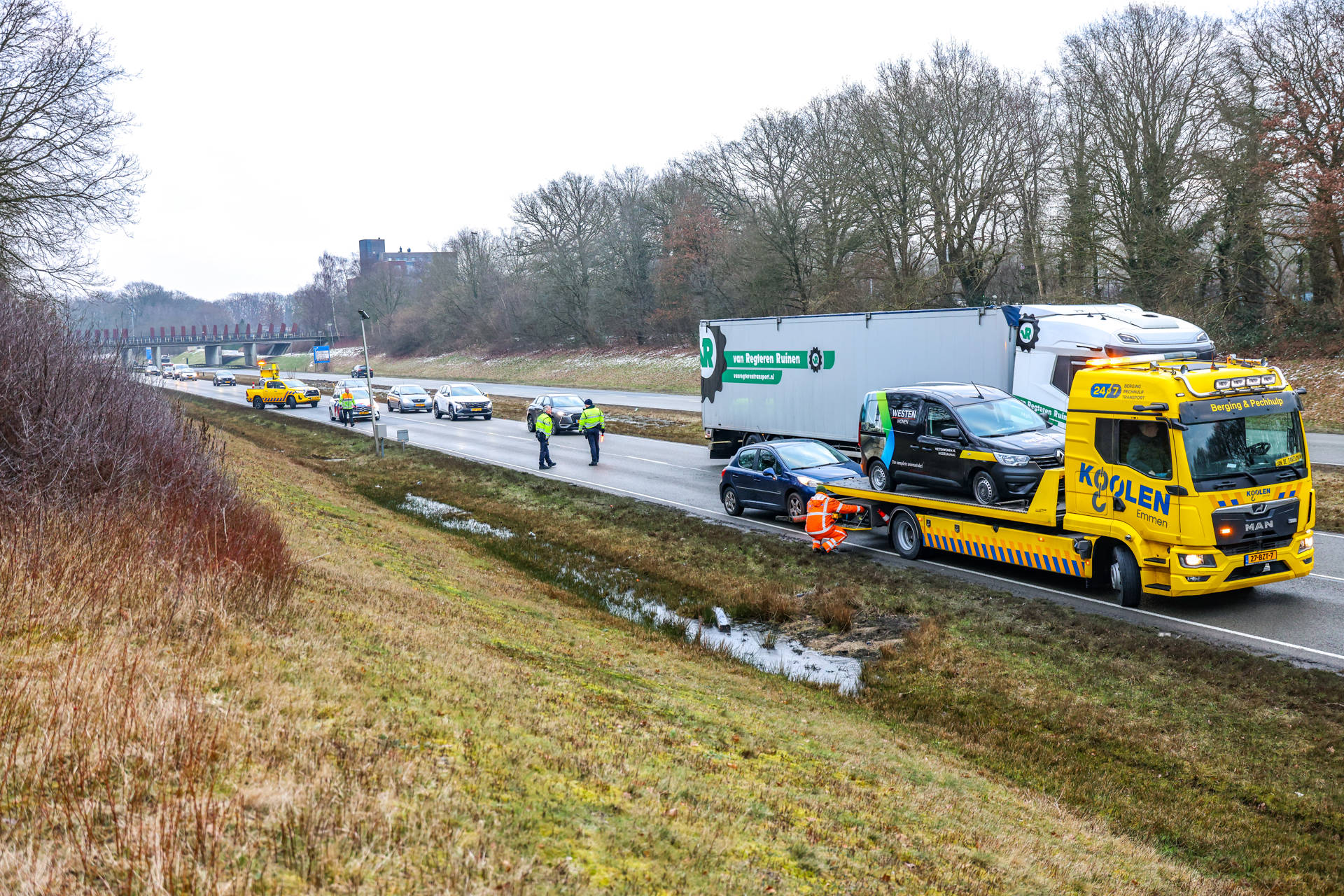 Metaal op weggedeelte zorgt voor schade aan meerdere voertuigen