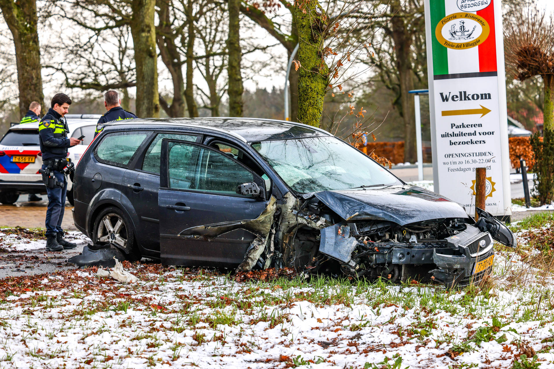 Automobilist botst tegen boom, auto total loss