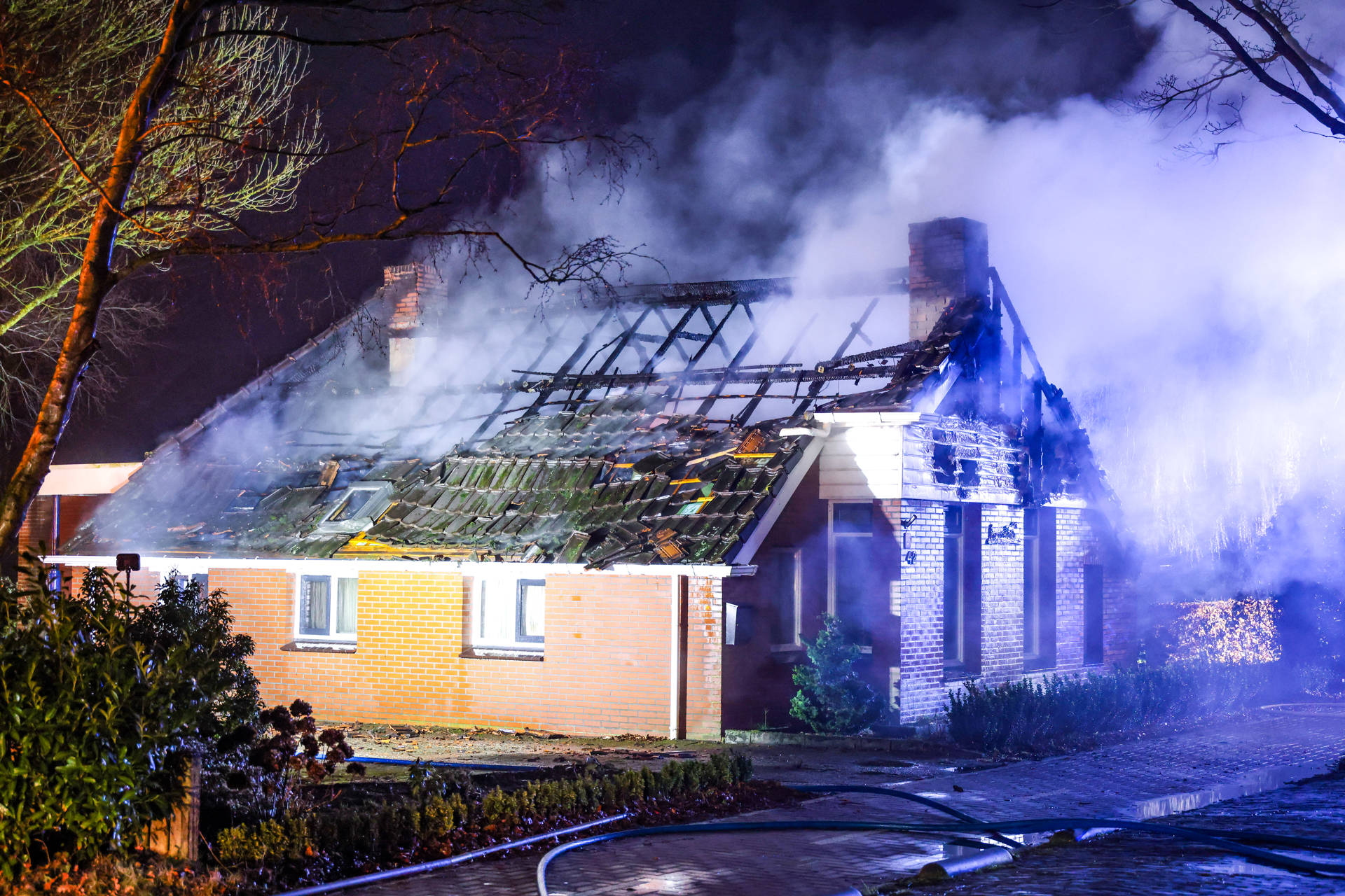 Duitse brandweer schiet te hulp bij forse woningbrand