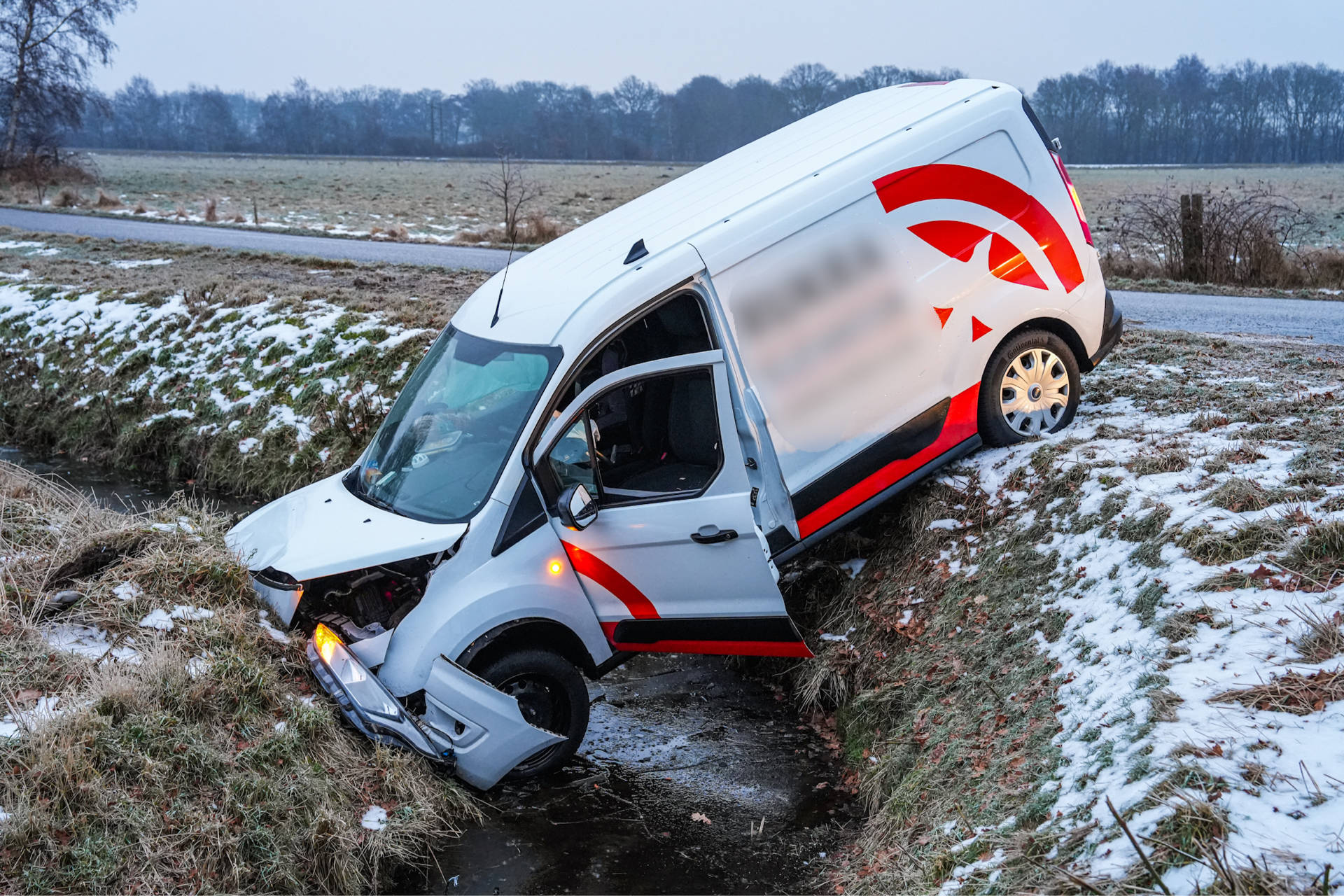 Bestelbus belandt in sloot door gladheid