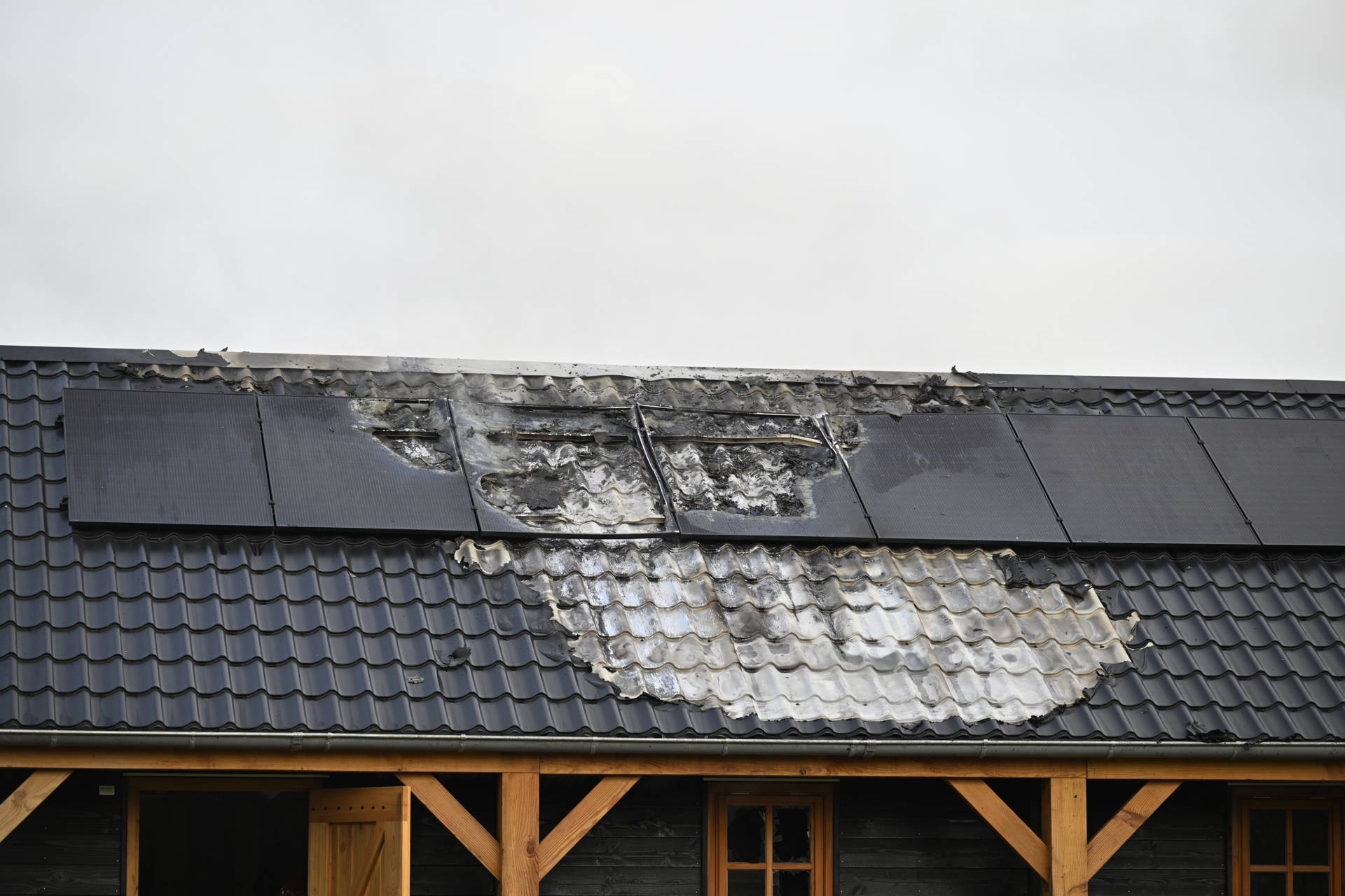 Brand in garage achter woning snel geblust