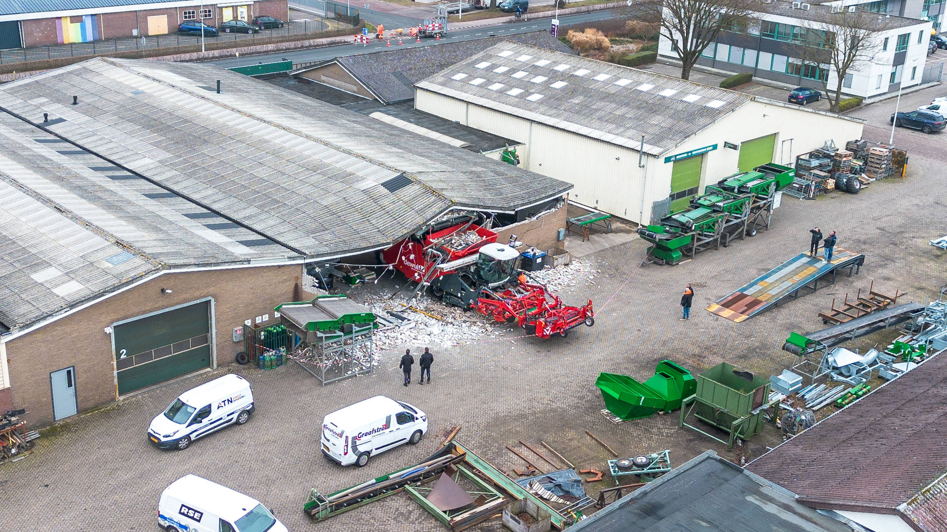Enorme schade aan loods na botsing met rooimachine