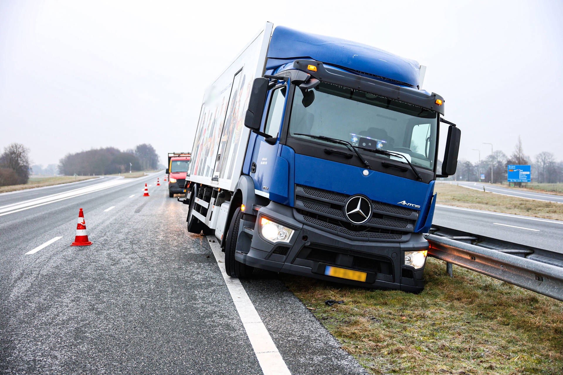 Vrachtwagen raakt van de weg door plotseling remmen auto