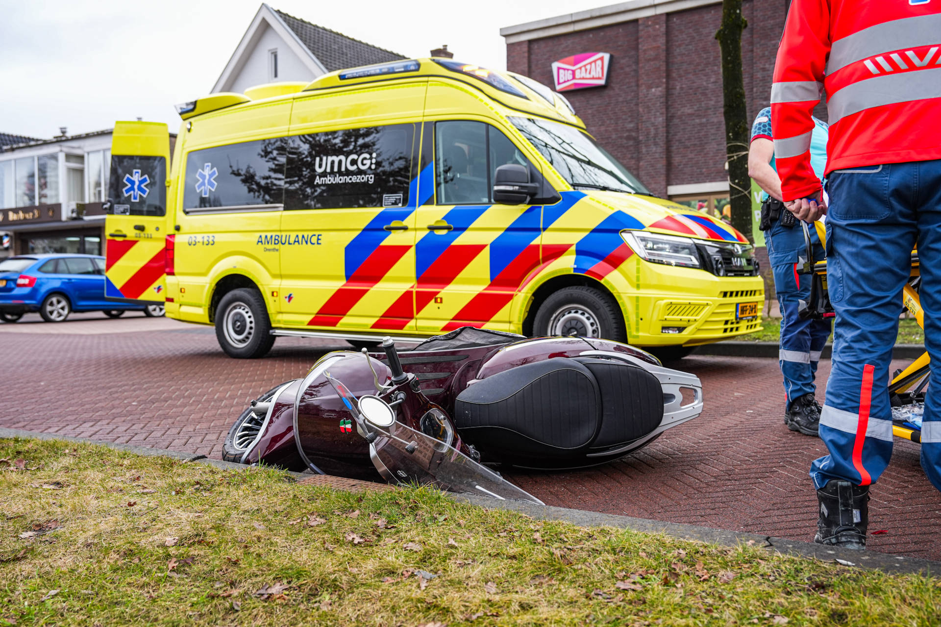 Scooterrijder gewond na aanrijding met auto bij supermarkt