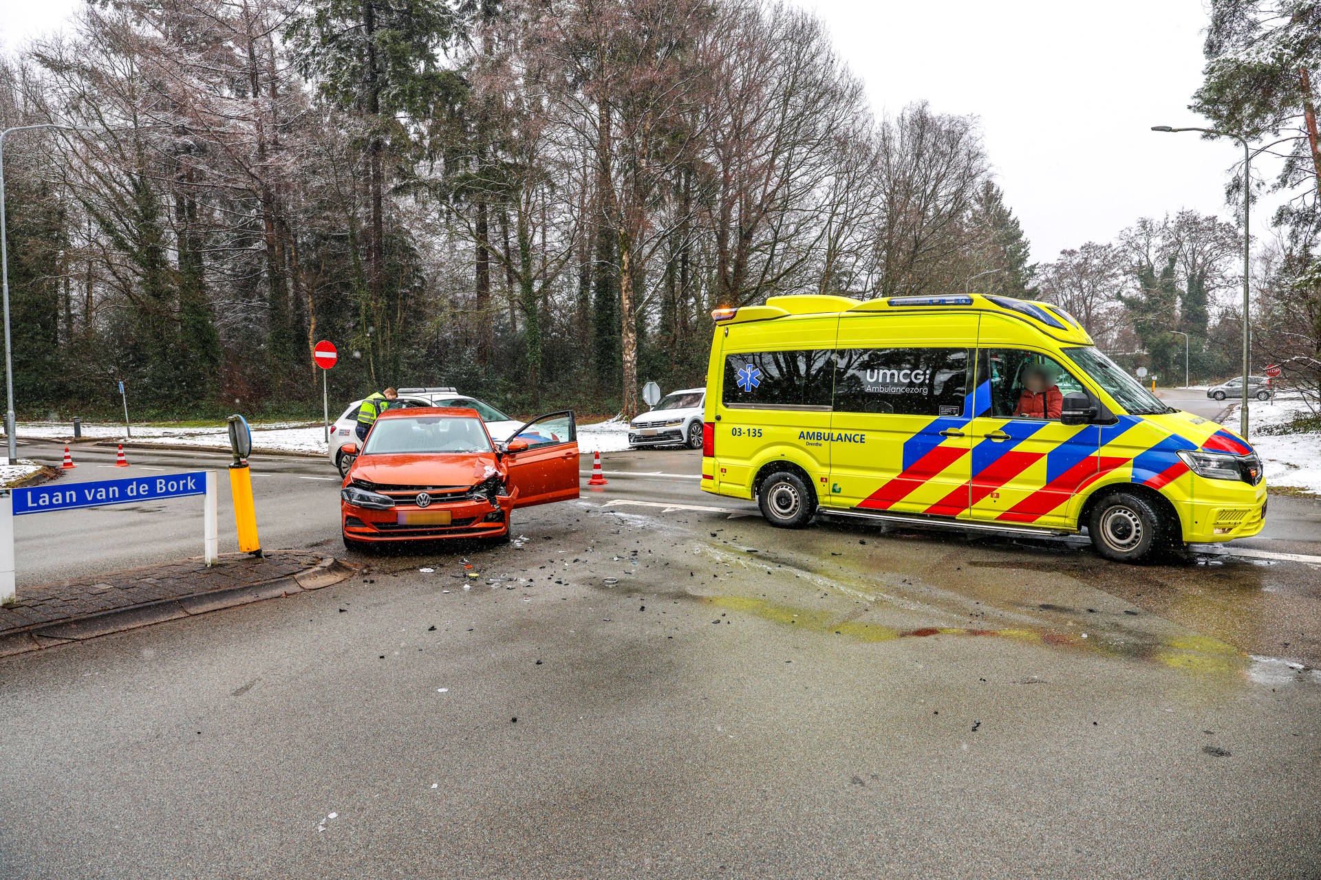 Twee auto’s botsen op druk kruispunt