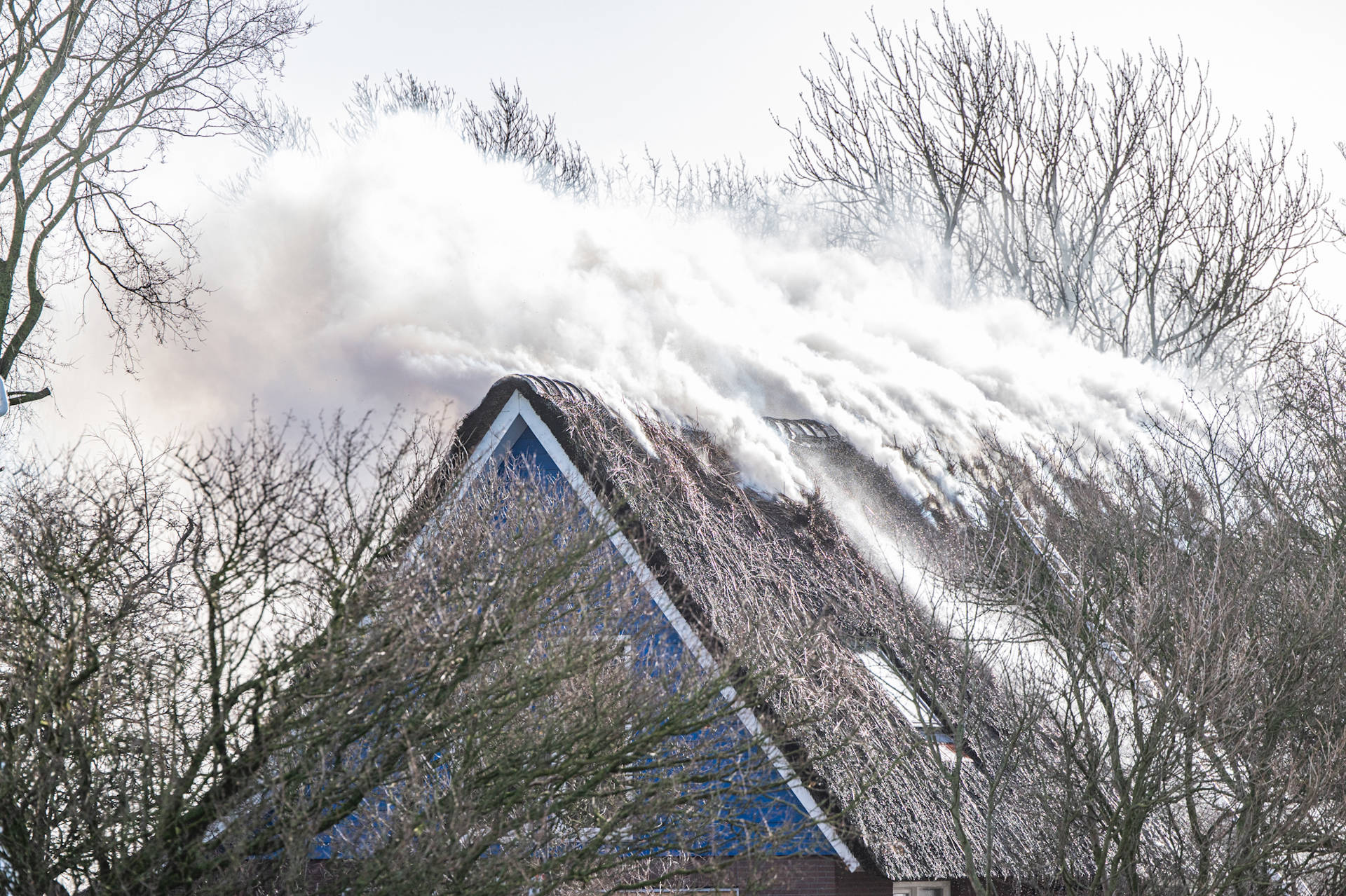 Uitslaande brand in woning met rieten dak