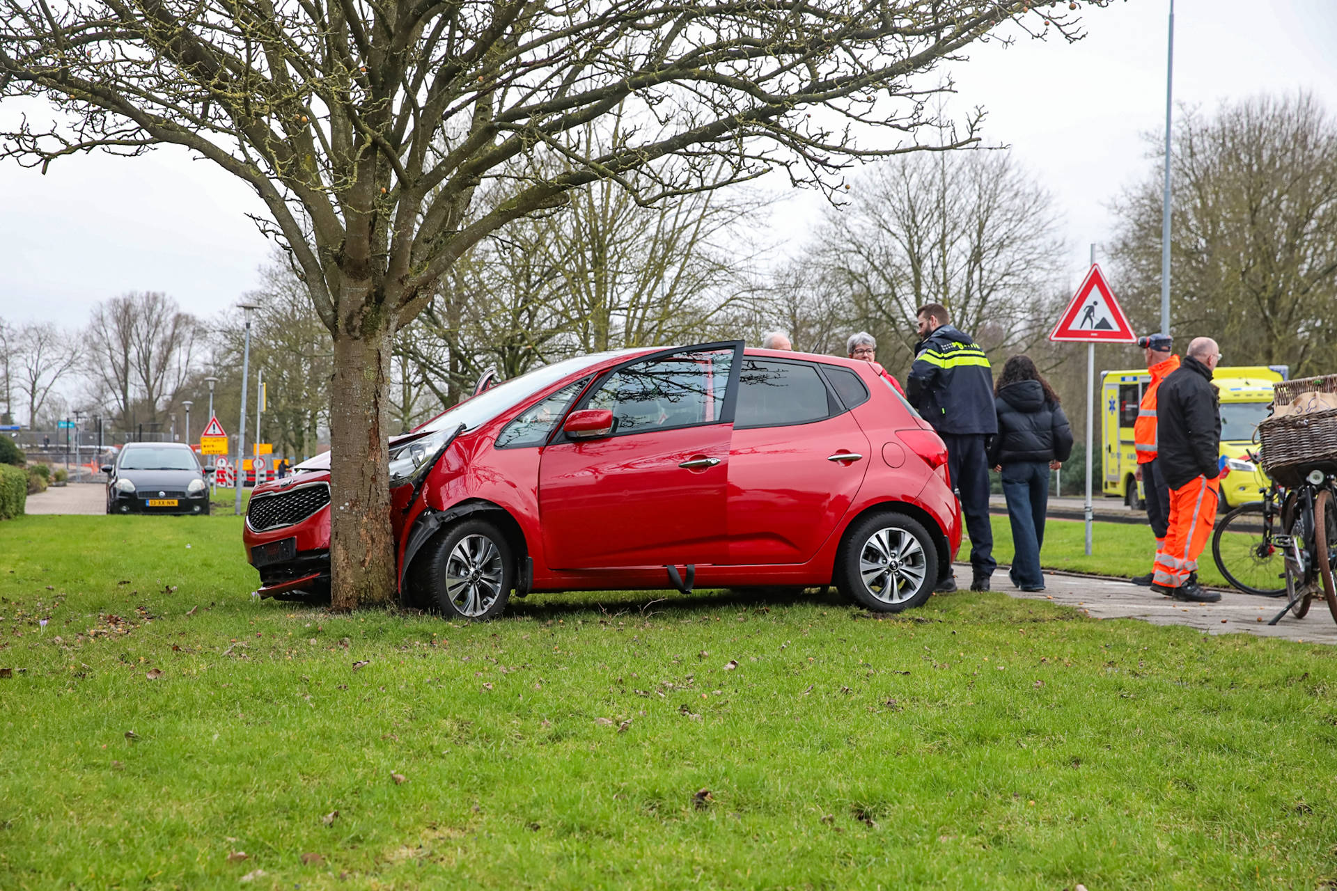 Bestuurster botst met auto tegen boom