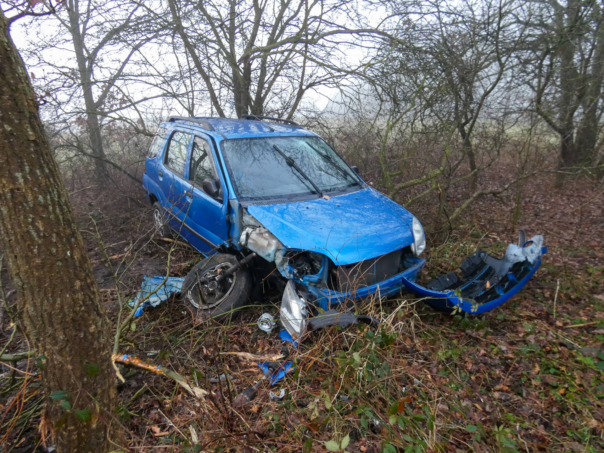 Auto raakt van snelweg, bestuurder spoorloos