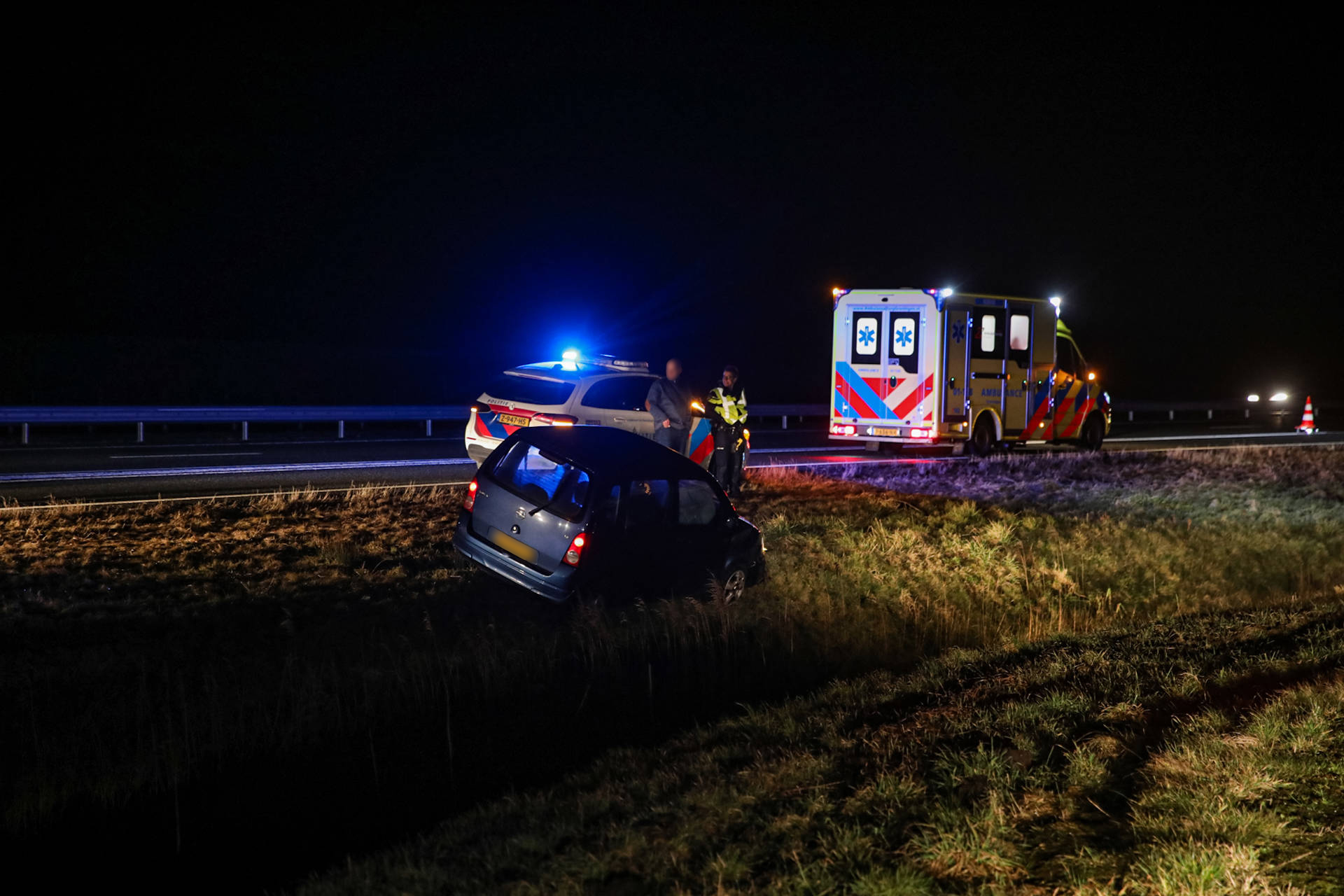 Automobilist belandt naast snelweg, rijstrook tijdelijk afgesloten