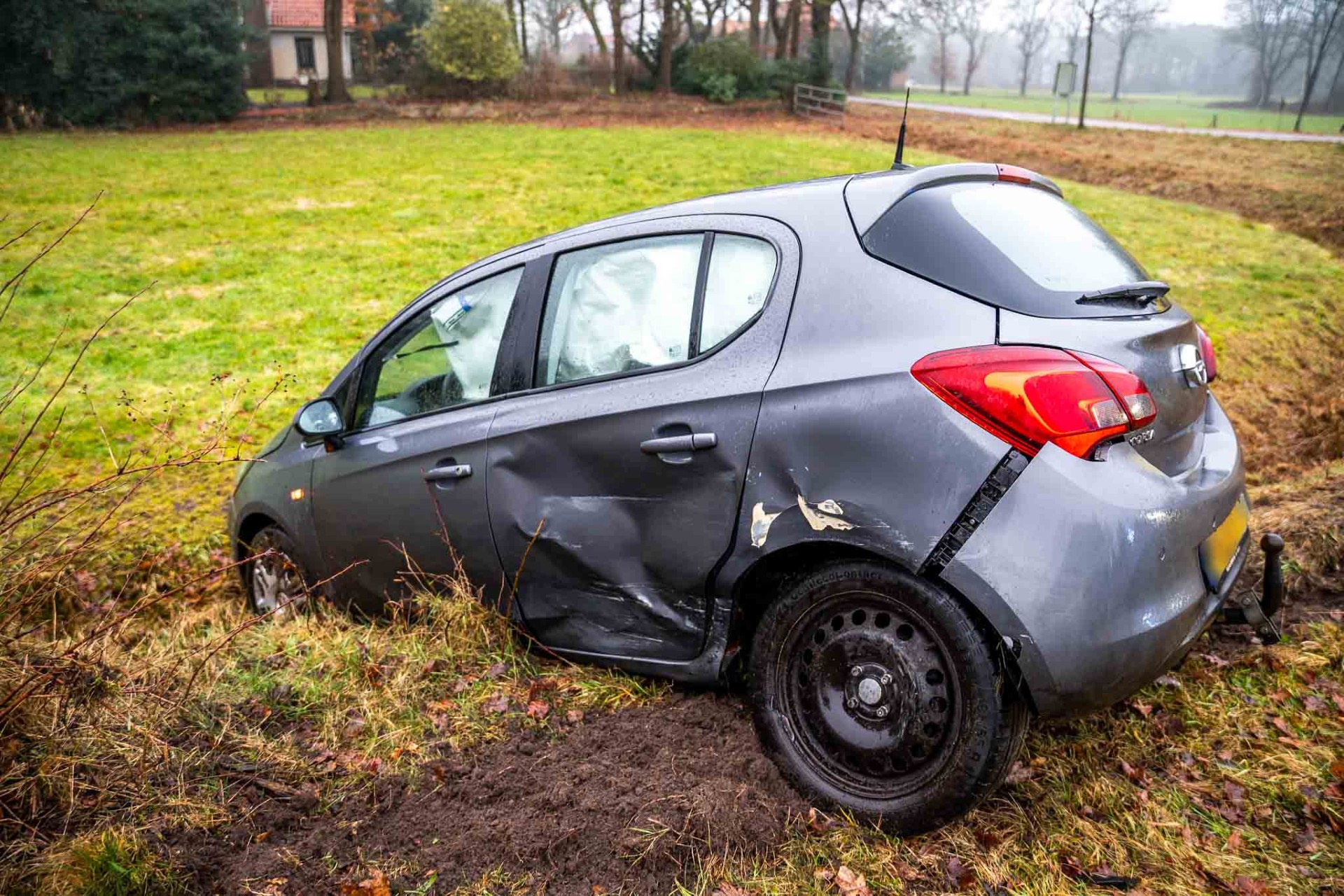 Auto belandt in greppel na botsing op kruising