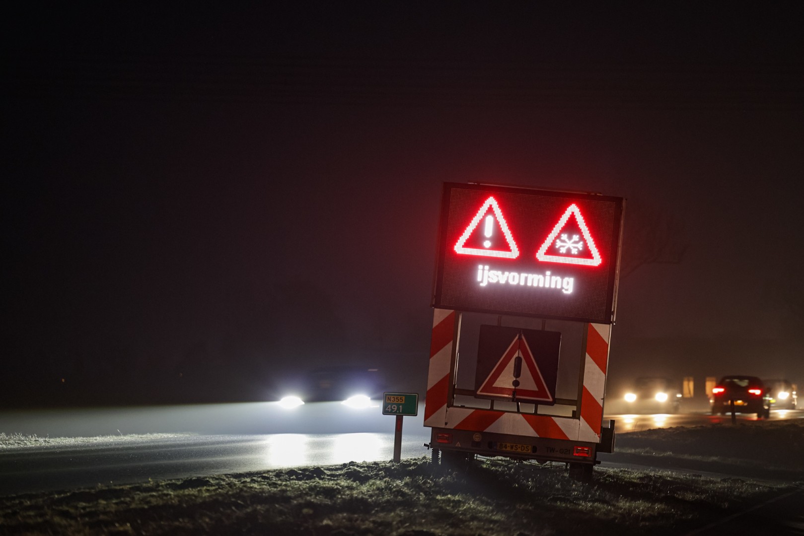 Weggebruikers gewaarschuwd voor vallend ijs van hoogspanningskabels