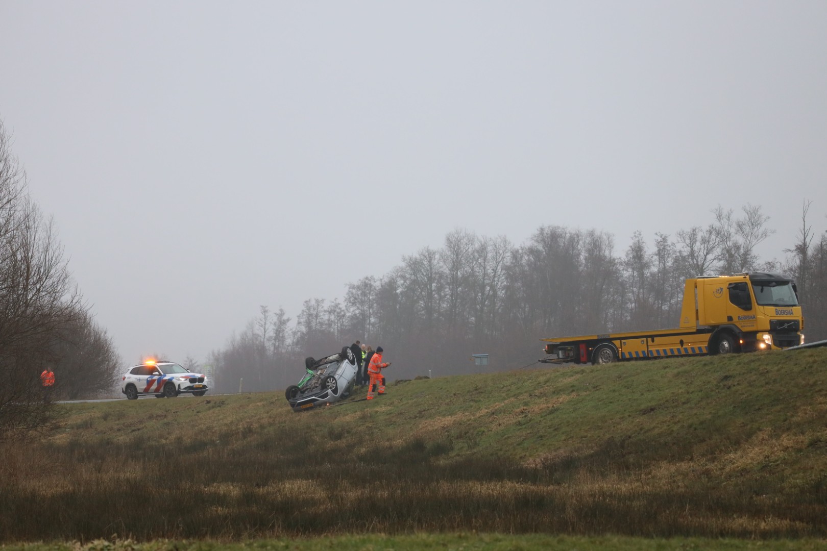 Auto slaat over de kop op oprit
