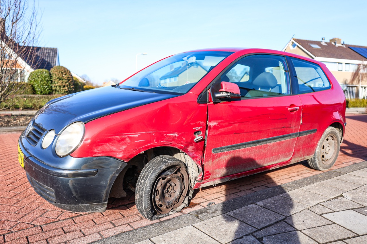 Automobilist botst op twee geparkeerde auto’s