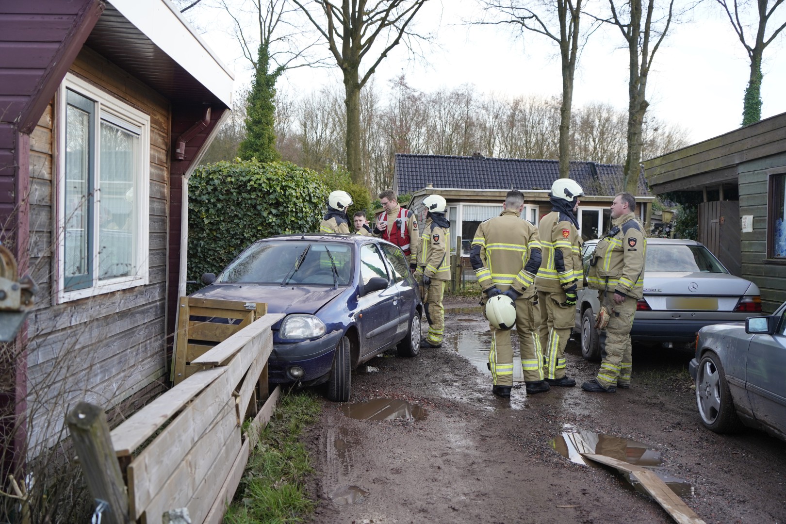 Auto botst op schutting bij camping