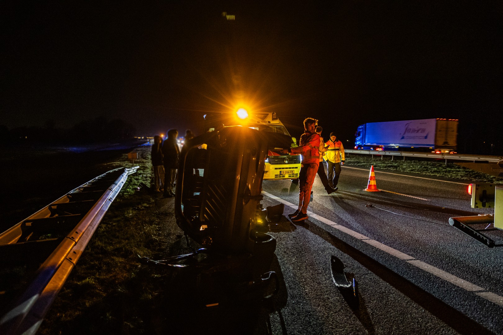 Auto belandt op zijkant bij ongeval op snelweg