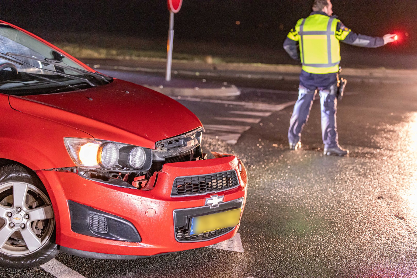 Auto en shovel botsen op rotonde, schade aanzienlijk