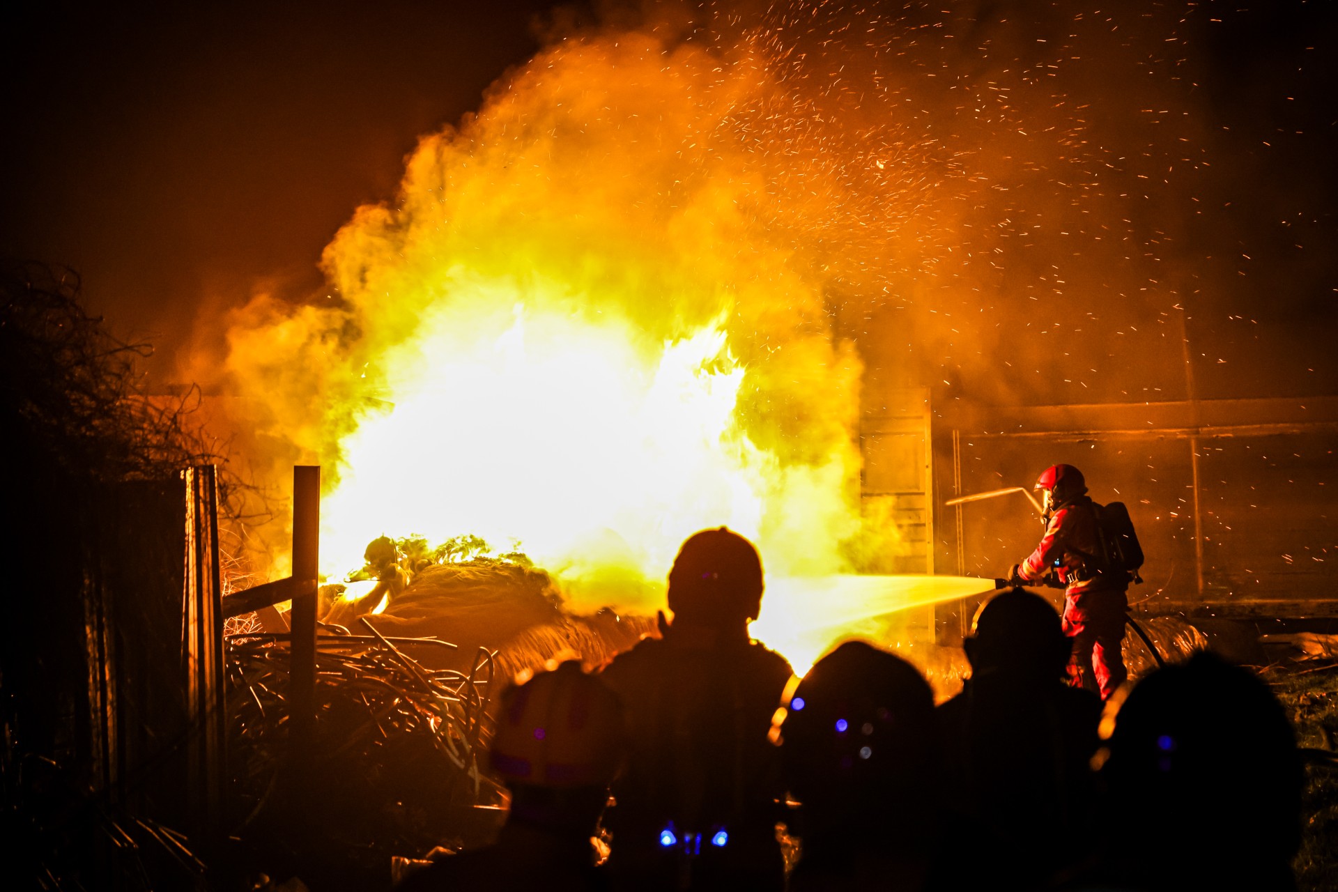 Felle buitenbrand bij boerderijwinkel