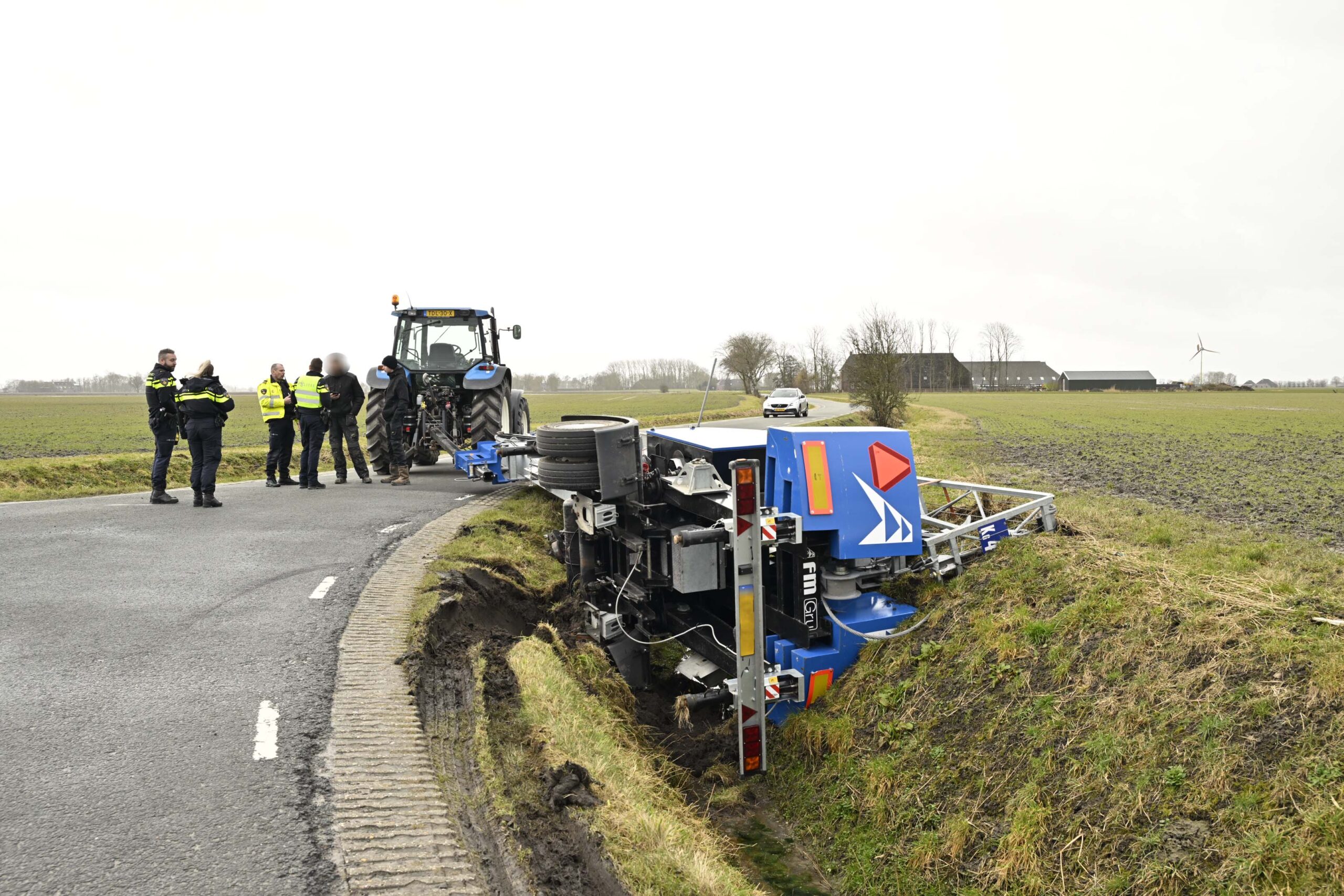 Telescoopkraan belandt in sloot