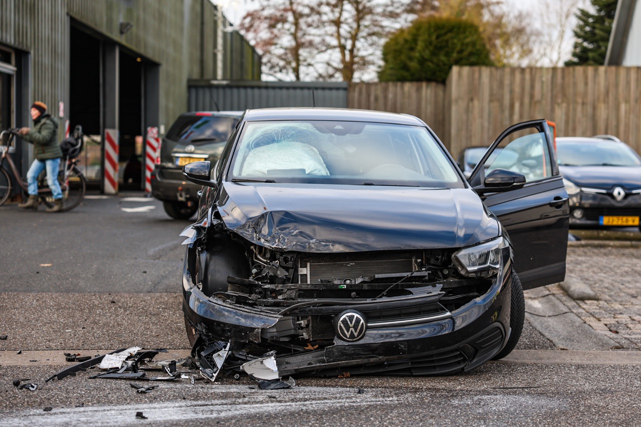 Vrouw en kind naar ziekenhuis na aanrijding